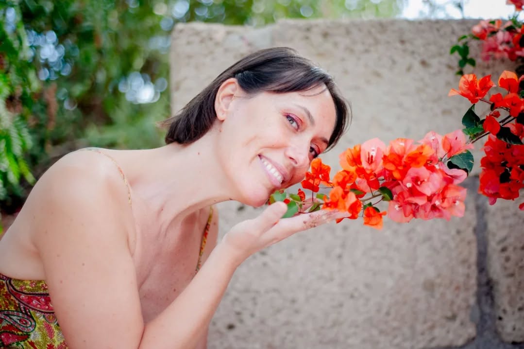 Viola con bouganville